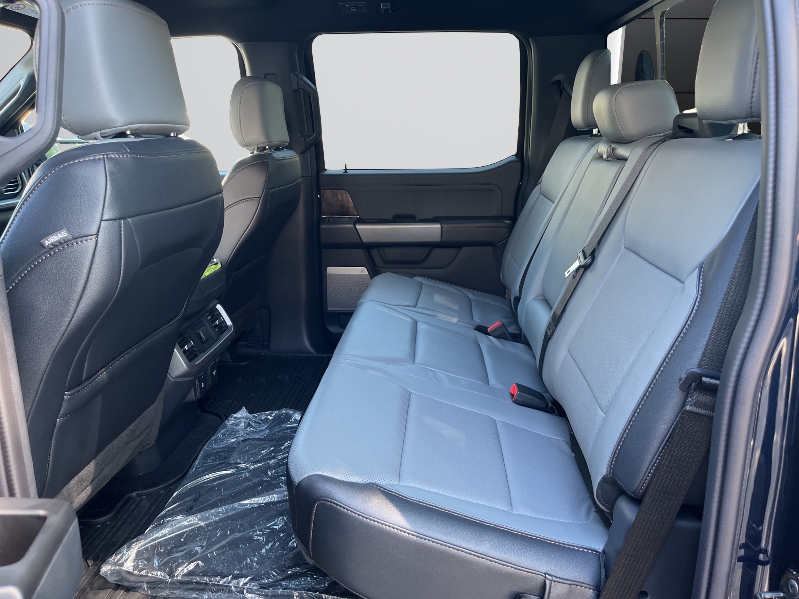 FORD F-150 Lightning 91 kWh Lariat Launch Edition-image-10