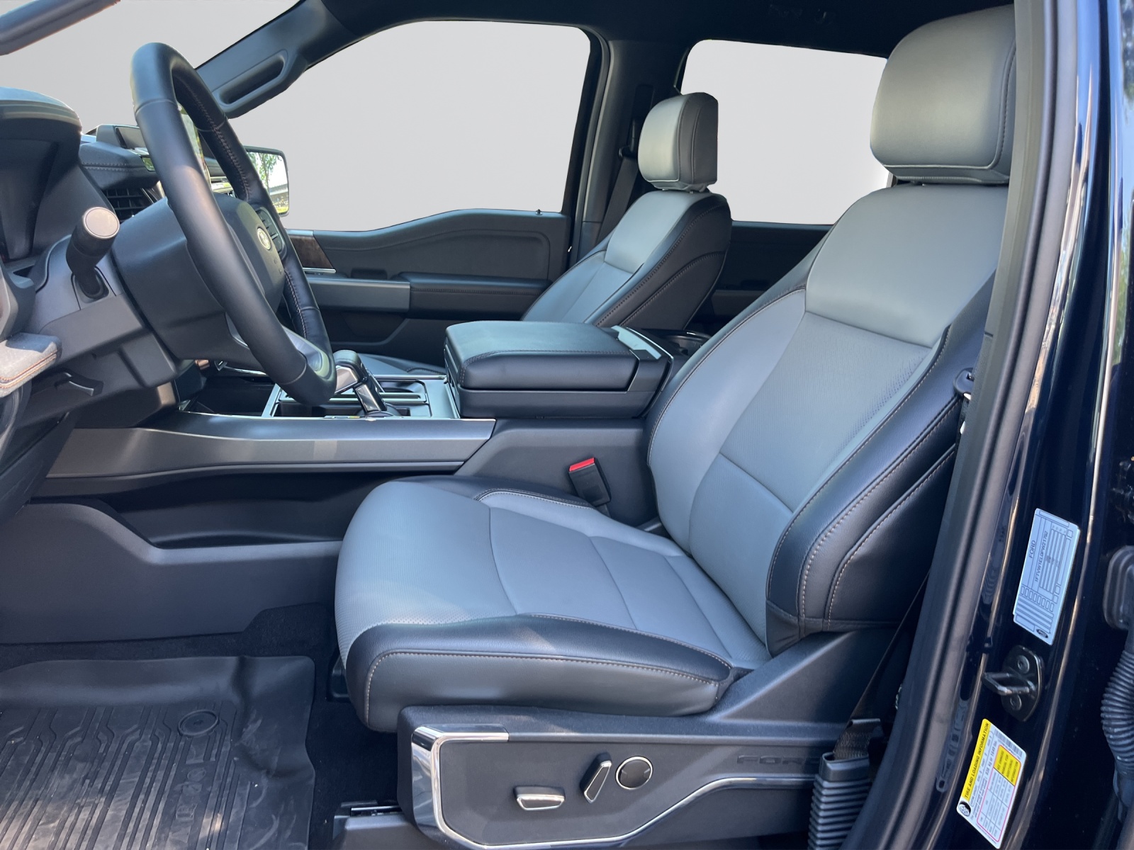 FORD F-150 Lightning 91 kWh Lariat Launch Edition-image-8