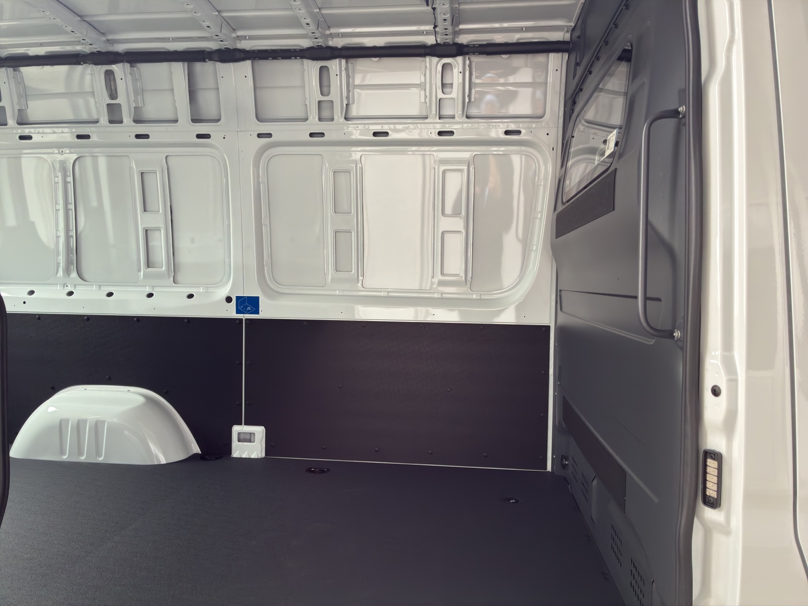 MERCEDES-BENZ eSprinter 320 PRO KA 3665mm S-image-10