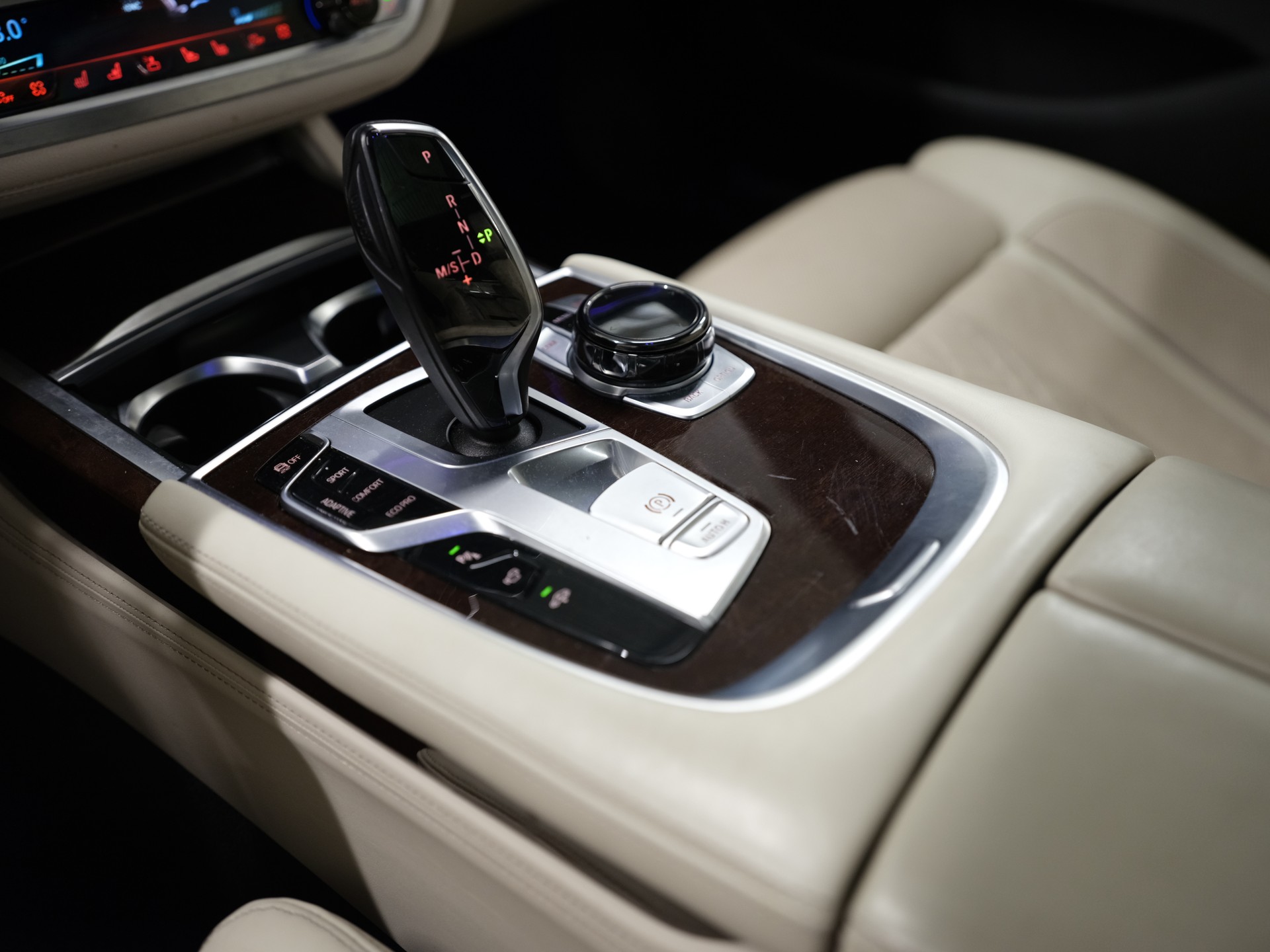 BMW 750i xDrive Steptronic *Driving Assistant plus* *Bowers & Wilkins*-image-22