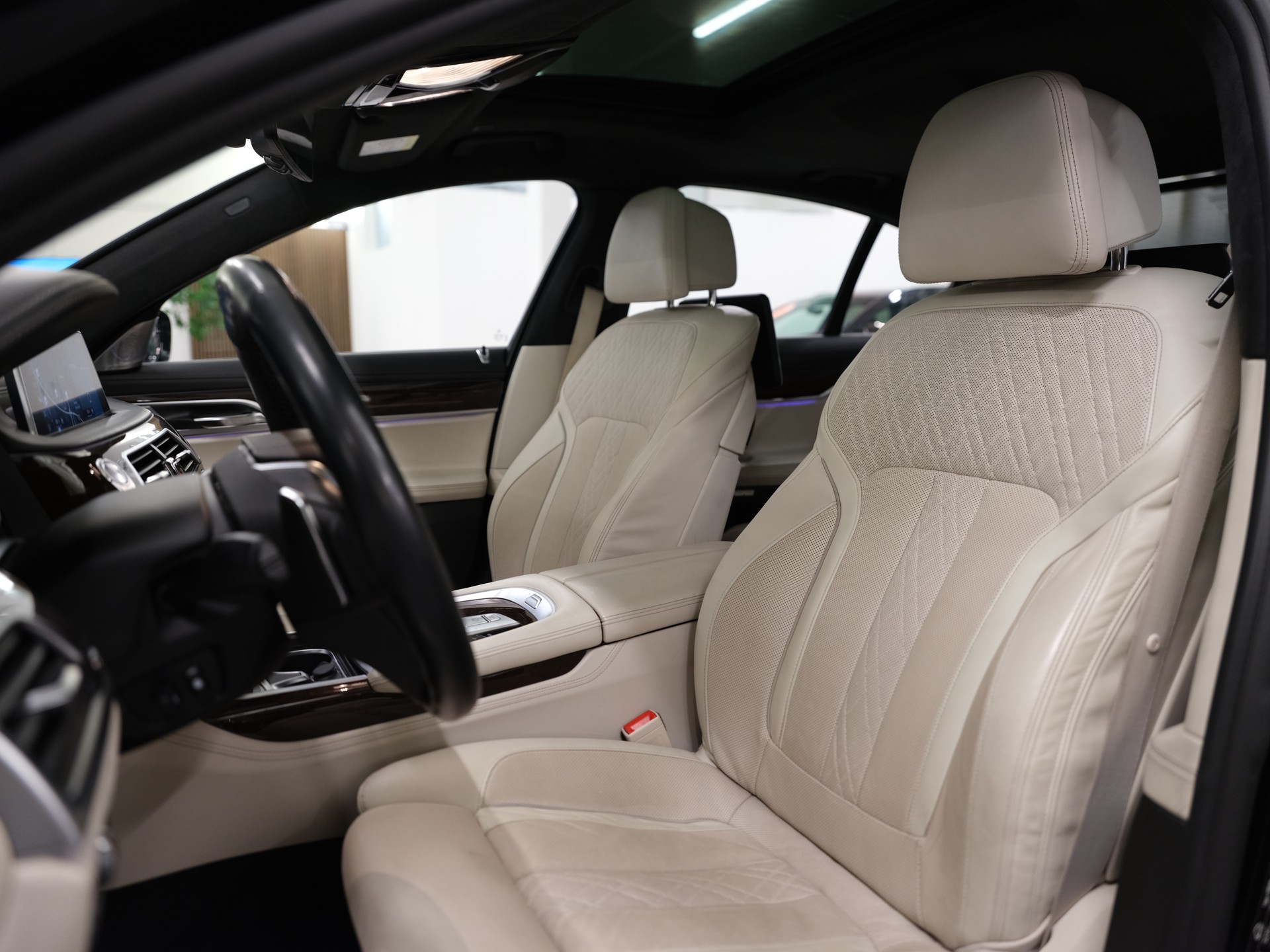 BMW 750i xDrive Steptronic *Driving Assistant plus* *Bowers & Wilkins*-image-16