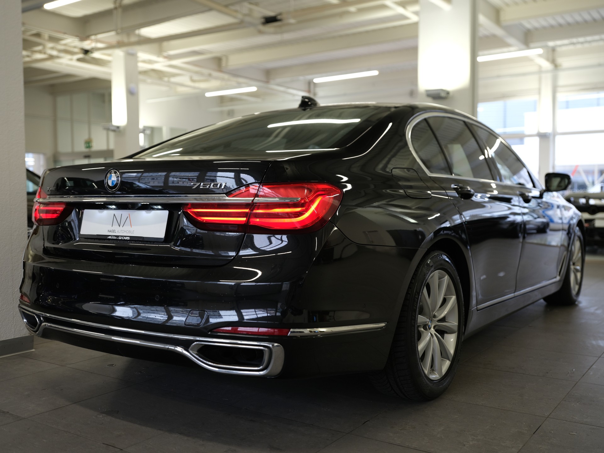 BMW 750i xDrive Steptronic *Driving Assistant plus* *Bowers & Wilkins*-image-6