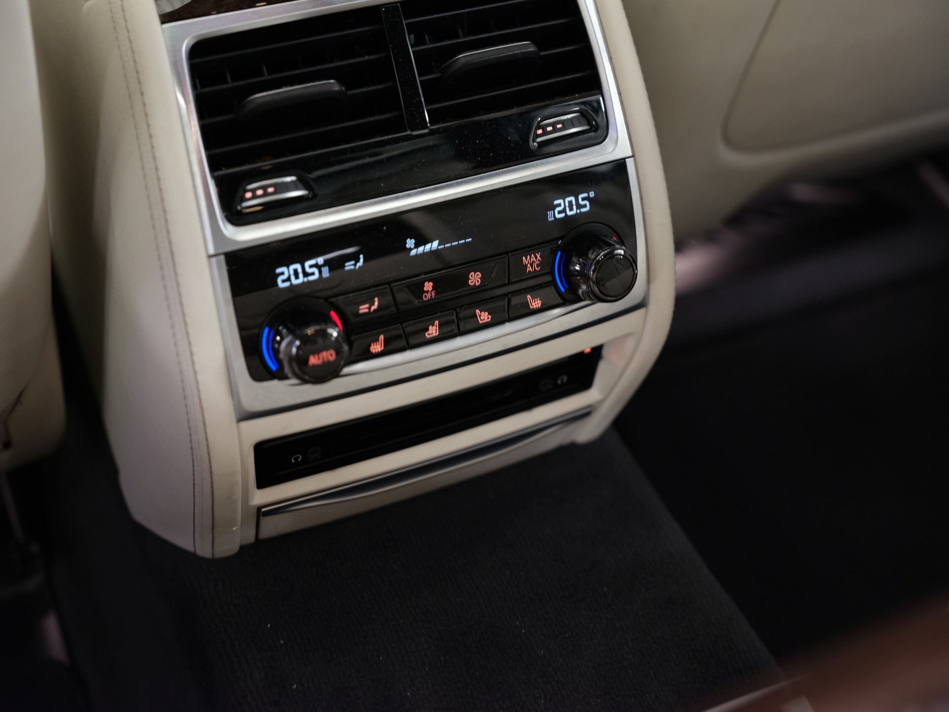 BMW 750i xDrive Steptronic *Driving Assistant plus* *Bowers & Wilkins*-image-29