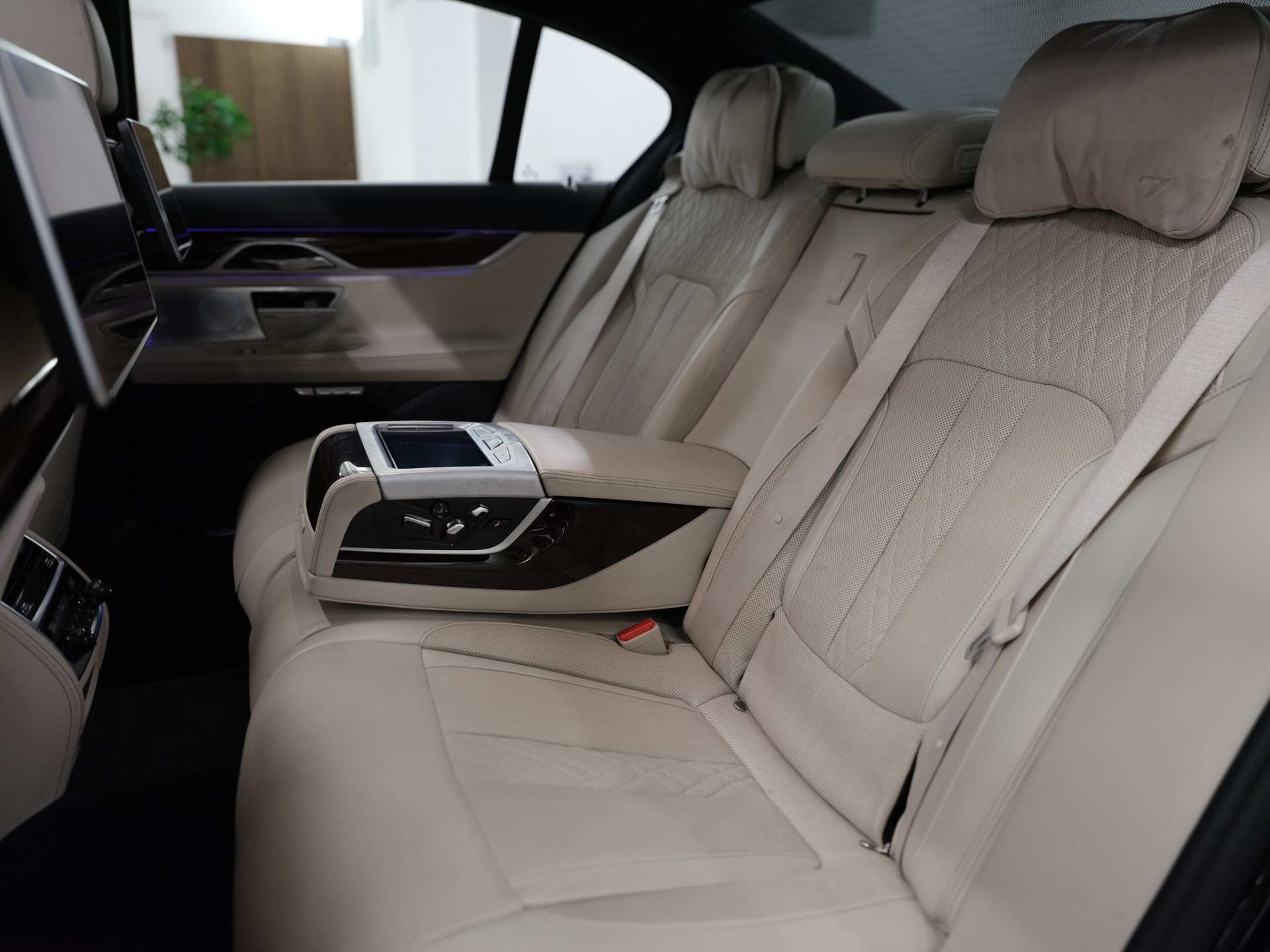 BMW 750i xDrive Steptronic *Driving Assistant plus* *Bowers & Wilkins*-image-27