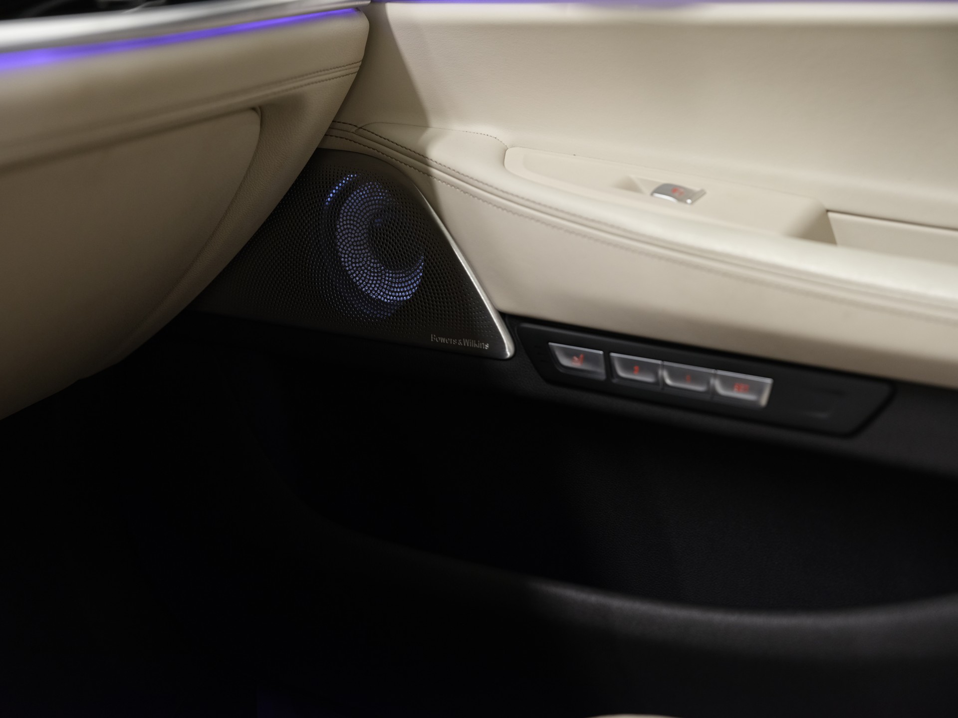 BMW 750i xDrive Steptronic *Driving Assistant plus* *Bowers & Wilkins*-image-24