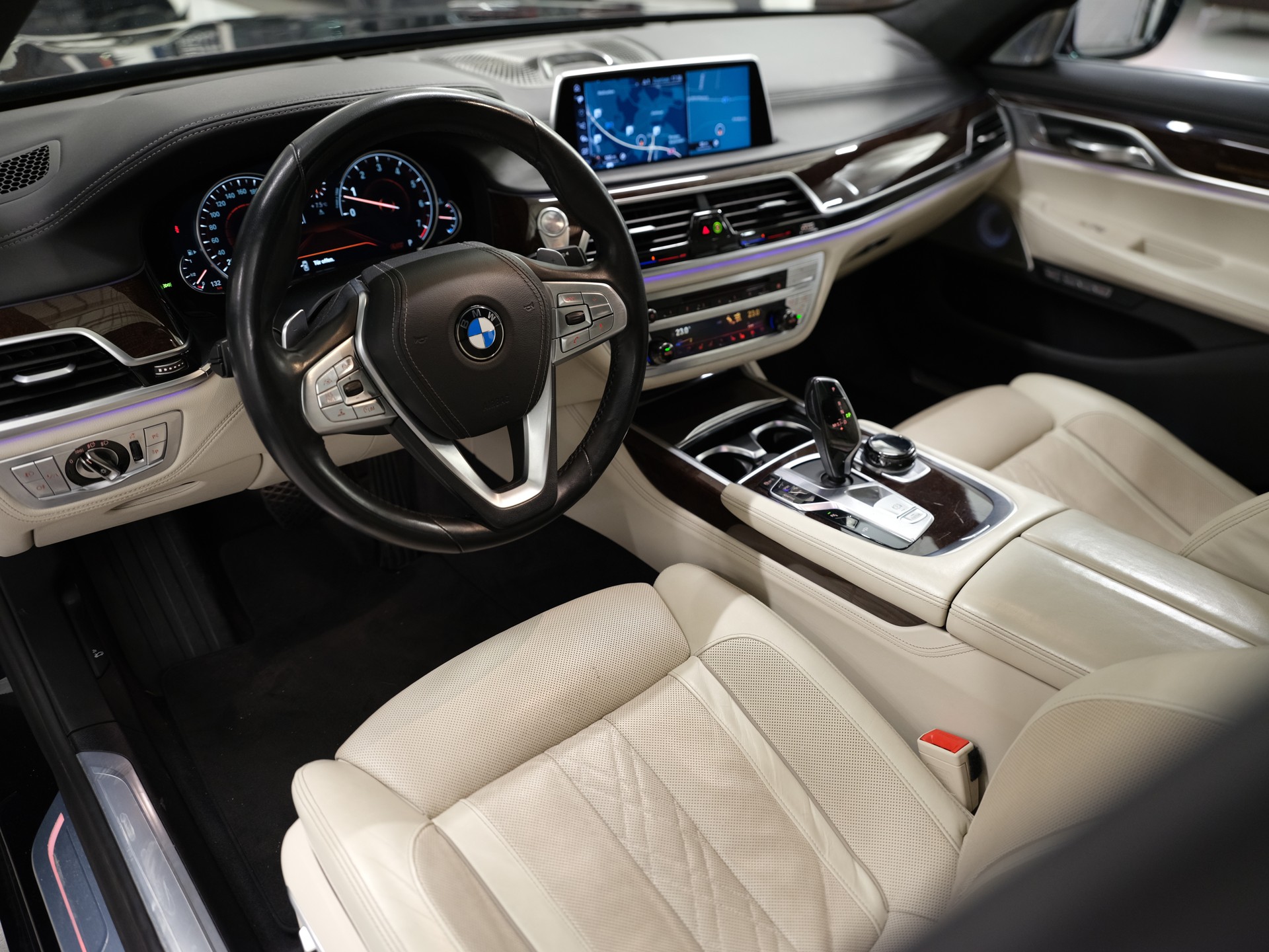 BMW 750i xDrive Steptronic *Driving Assistant plus* *Bowers & Wilkins*-image-15
