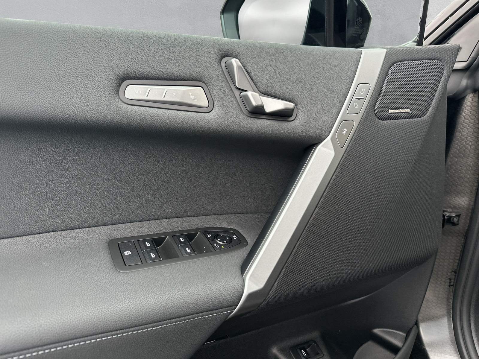 BMW iX xDrive60 M Sport Pro-image-16