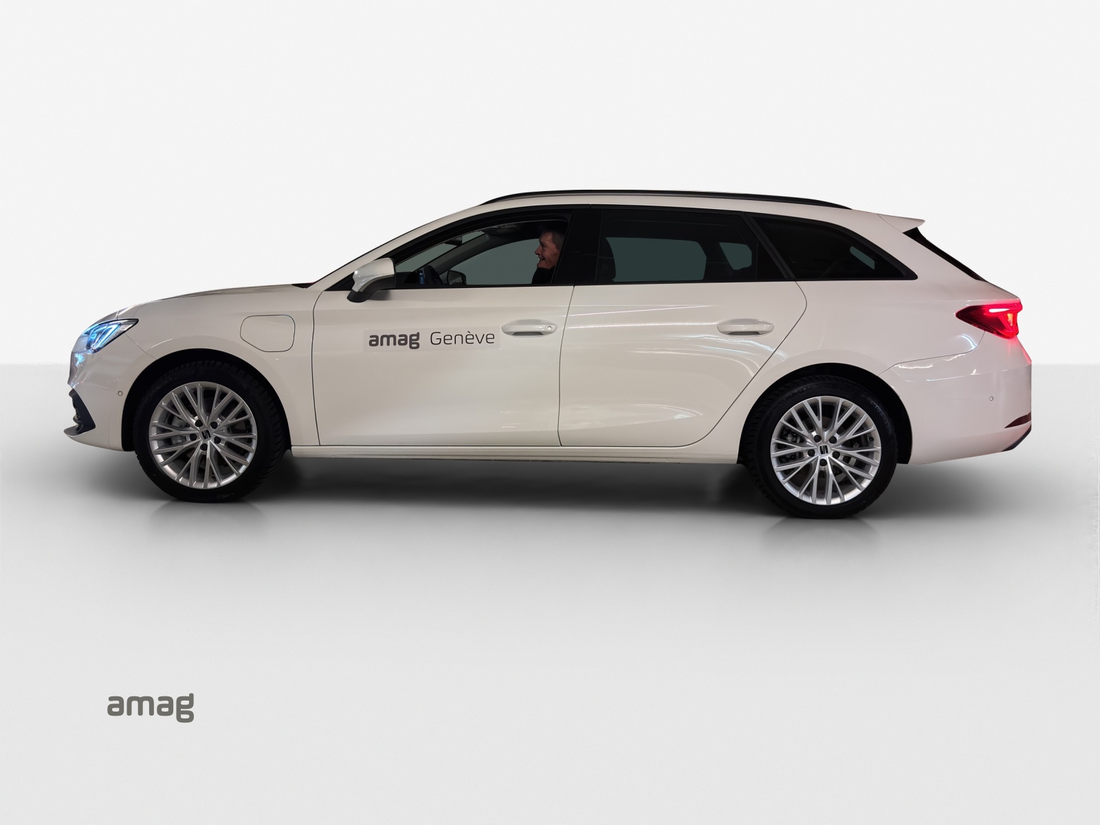 SEAT Leon ST 1.5 eHybrid pHEV DSG Business Edition-showroom-element-1
