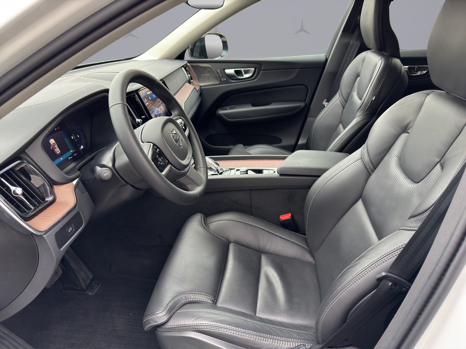 VOLVO XC60 2.0 B4 MH Ultimate Dark AWD-image-15