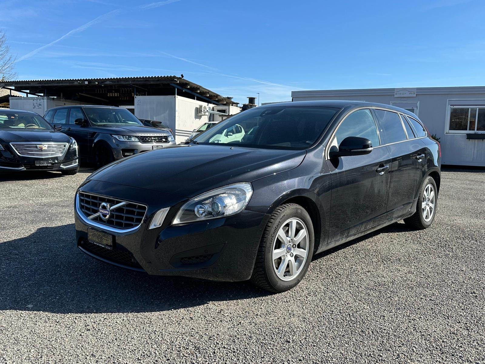 VOLVO V60 D3 Momentum Geartronic-image-1
