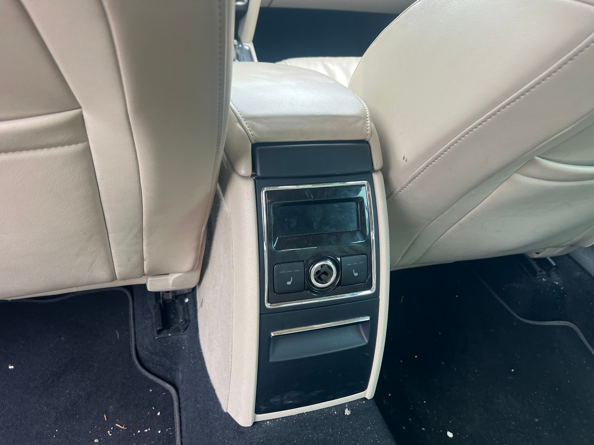 SKODA Superb 1.8 TSI Comfort DSG-image-10