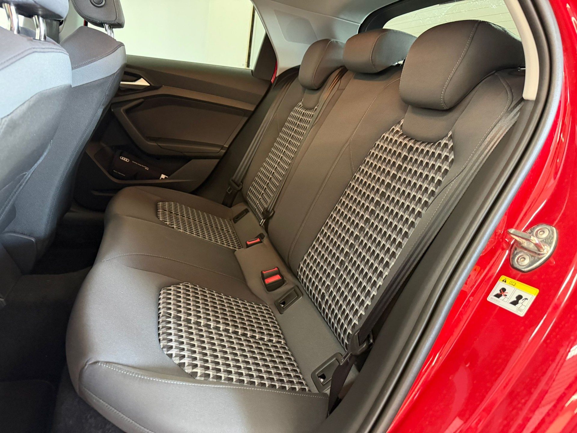AUDI A1 Sportback 35 TFSI S Line S-tronic-image-8