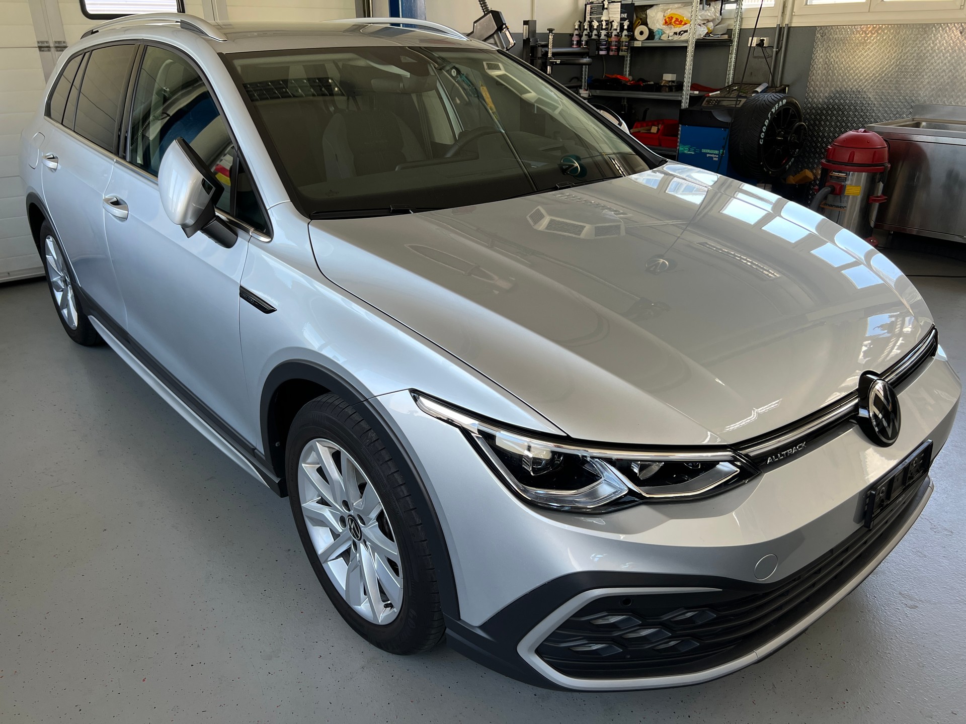 VW Golf 2.0 TDI Alltrack DSG 4Motion-image-1
