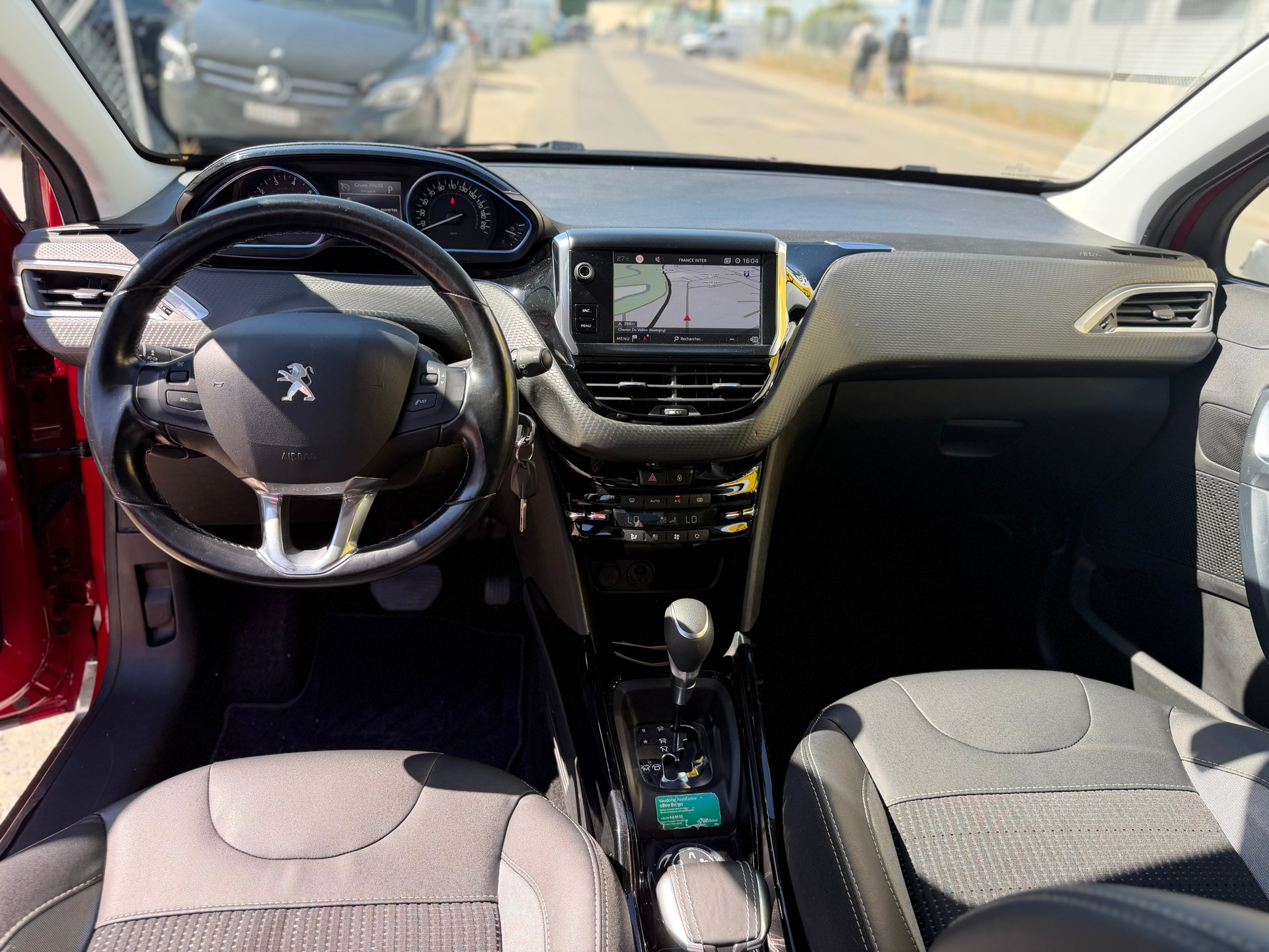 PEUGEOT 2008 1.2 PureTech Allure EAT6-image-8
