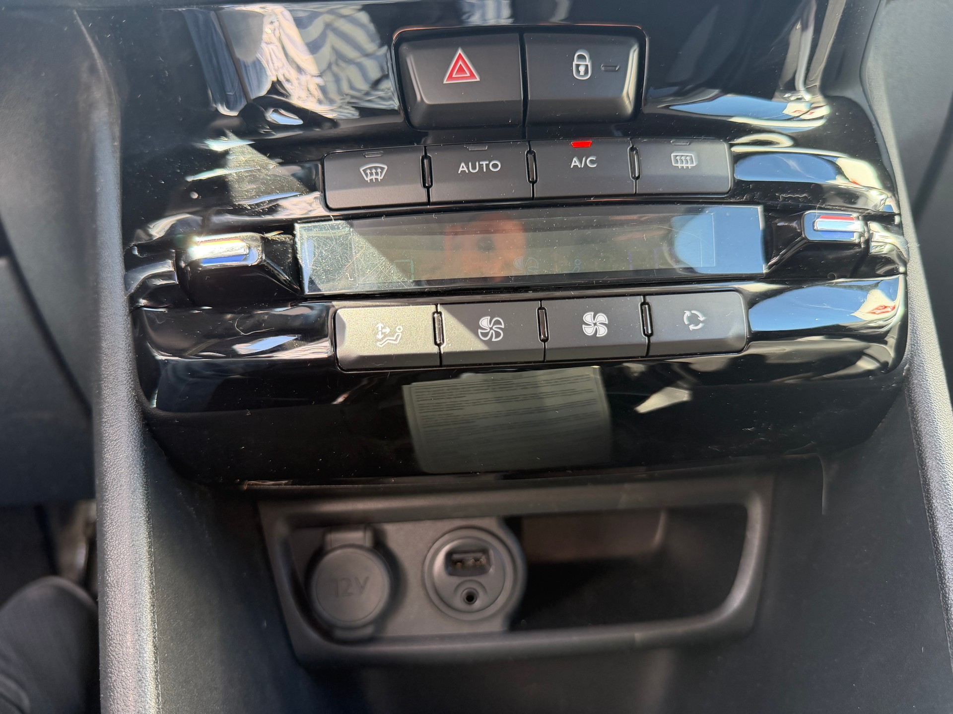 PEUGEOT 2008 1.2 PureTech Allure EAT6-image-9