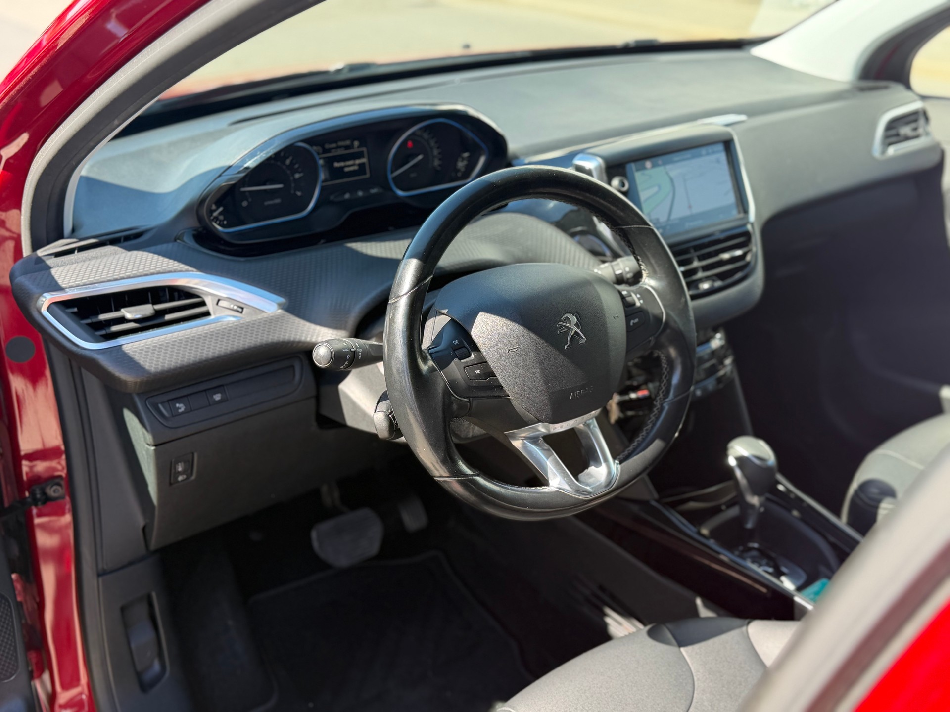 PEUGEOT 2008 1.2 PureTech Allure EAT6-image-6