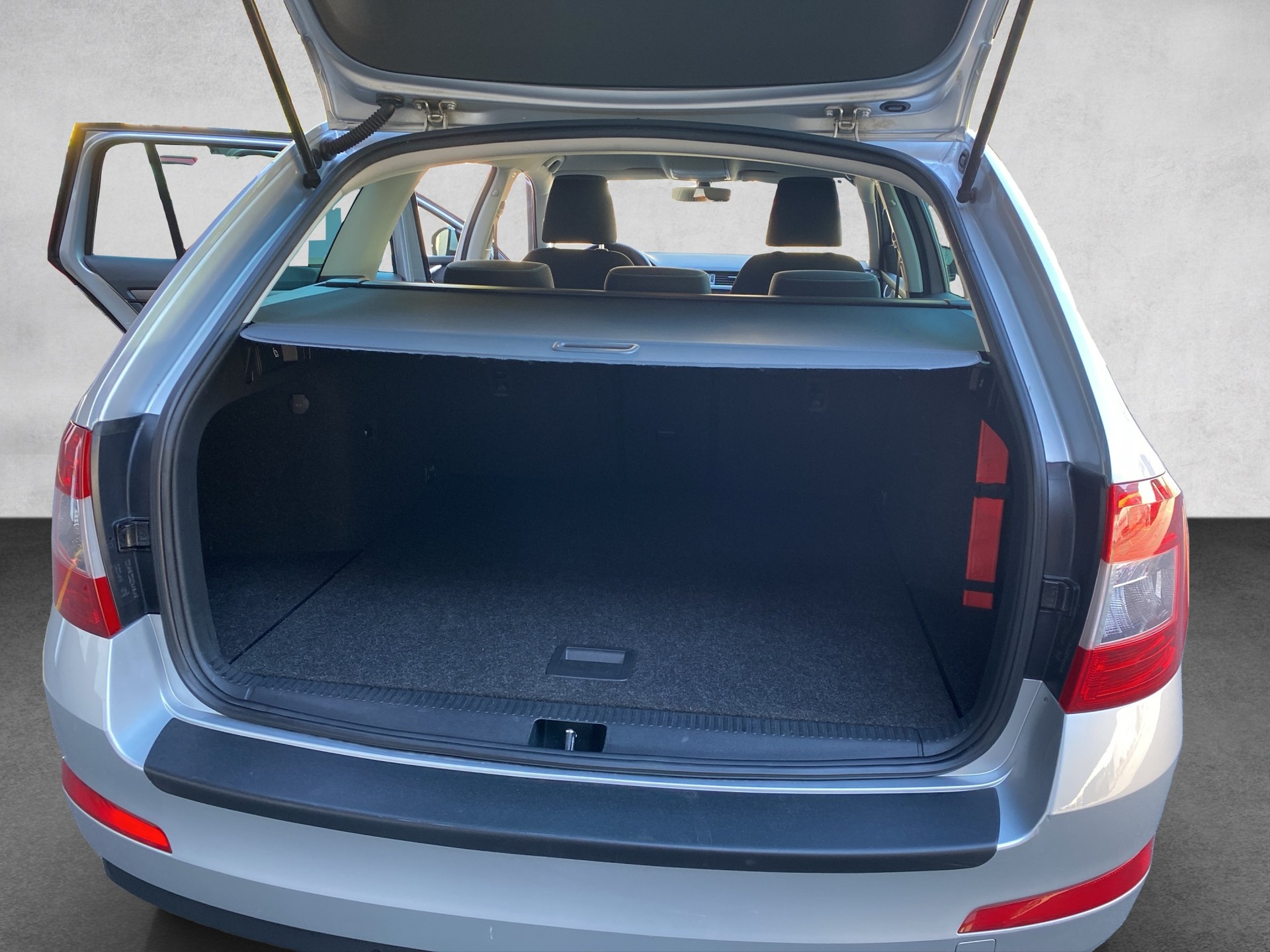 SKODA Octavia Combi 2.0 TDI Ambition 4x4-image-18