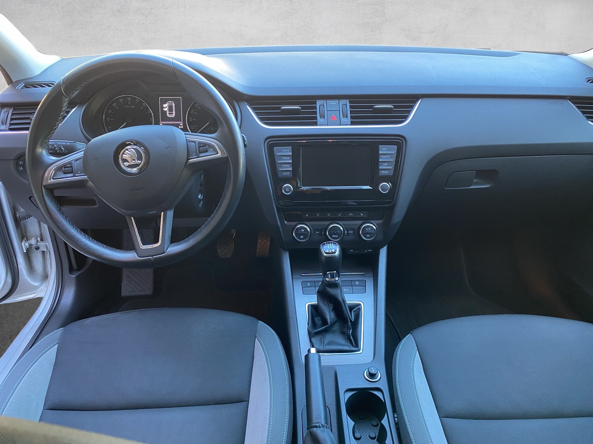 SKODA Octavia Combi 2.0 TDI Ambition 4x4-image-9