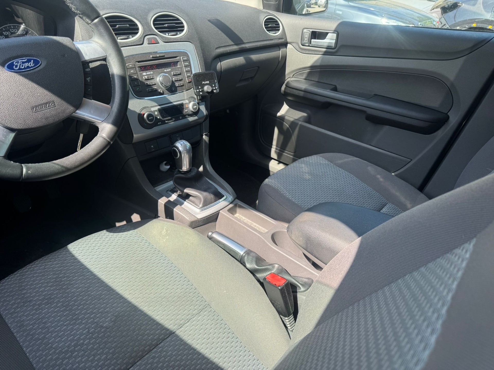 FORD Focus 1.8i Ghia-image-5