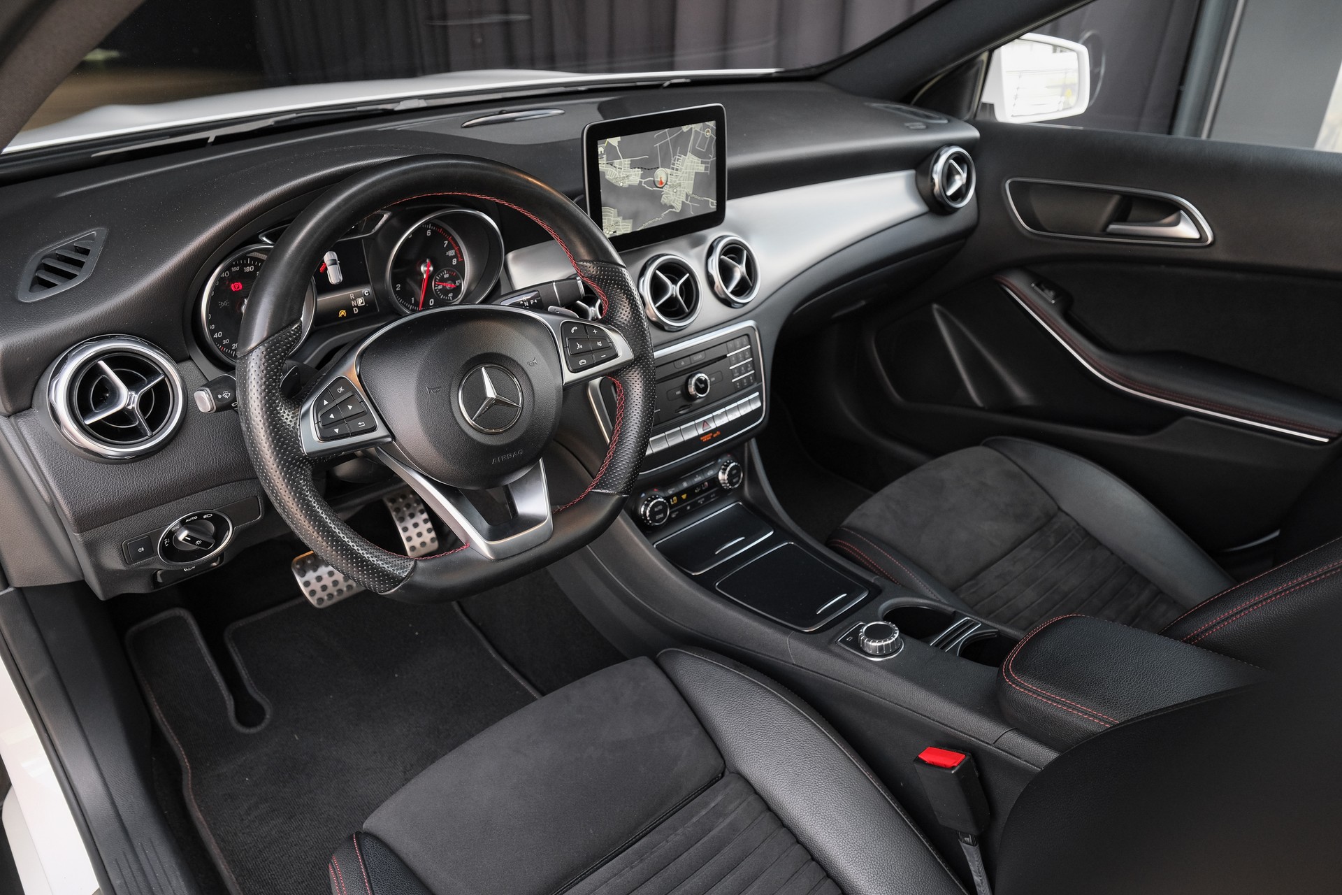 MERCEDES-BENZ GLA 220 AMG Line 4Matic 7G-DCT-image-12