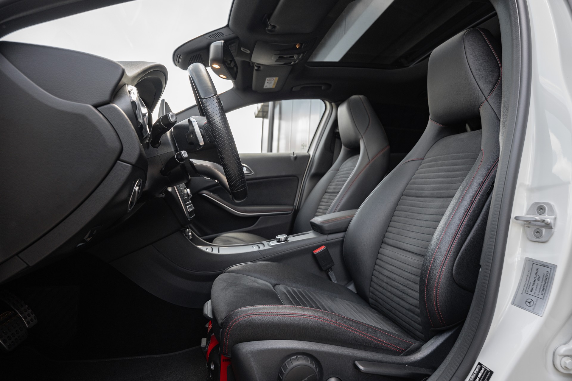 MERCEDES-BENZ GLA 220 AMG Line 4Matic 7G-DCT-image-9