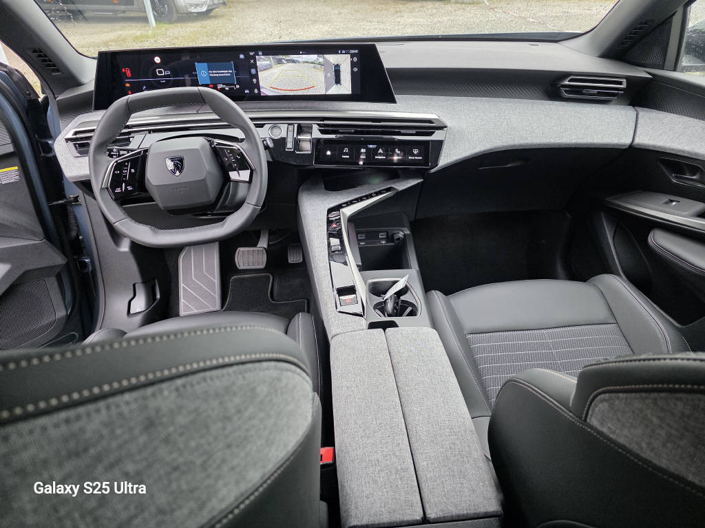 PEUGEOT 3008 1.2 Hybrid Allure-image-5