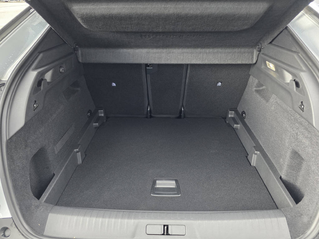 PEUGEOT 3008 1.2 Hybrid Allure-image-6