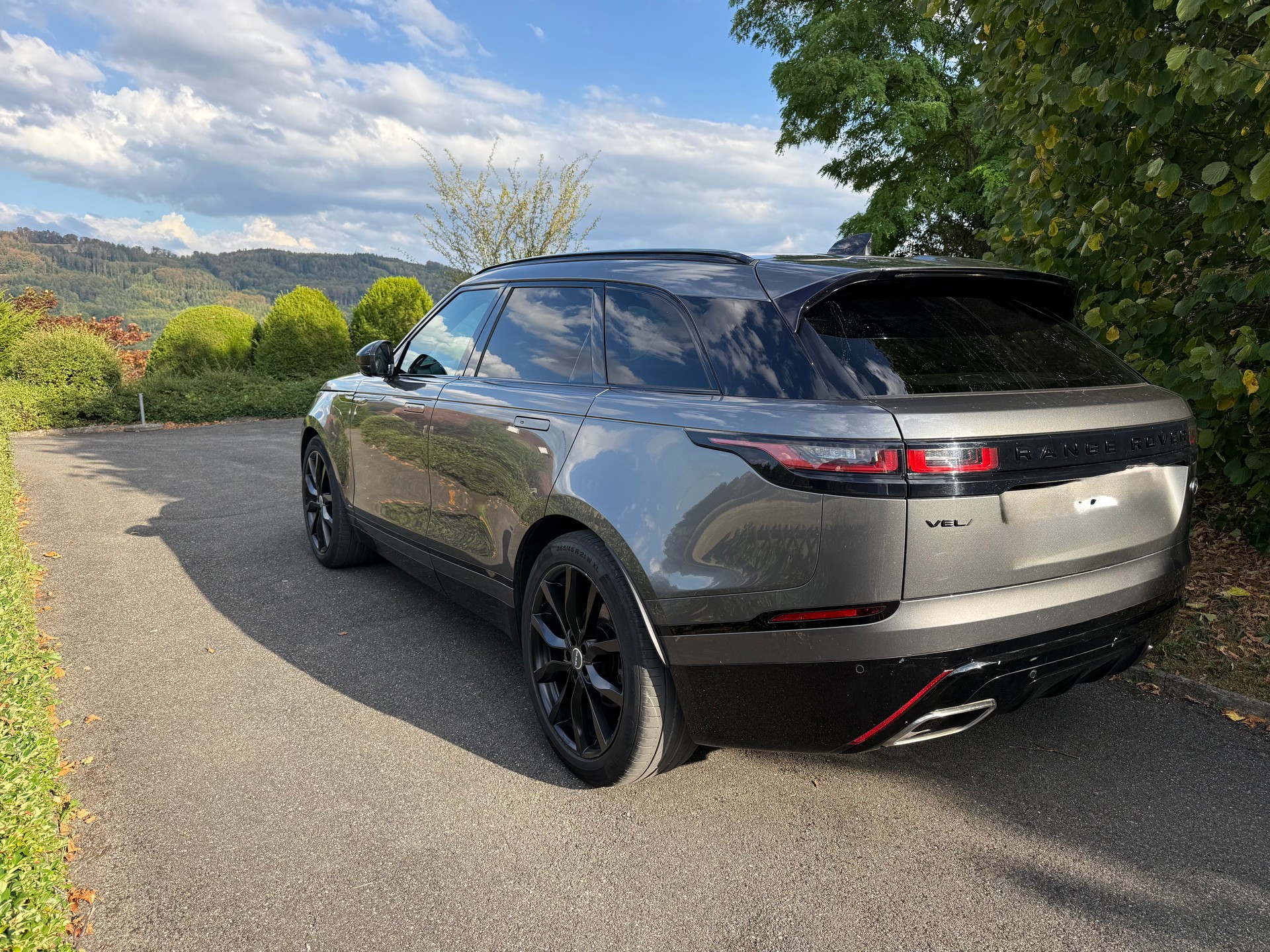 LAND ROVER R-Dynamic P300 S-image-1
