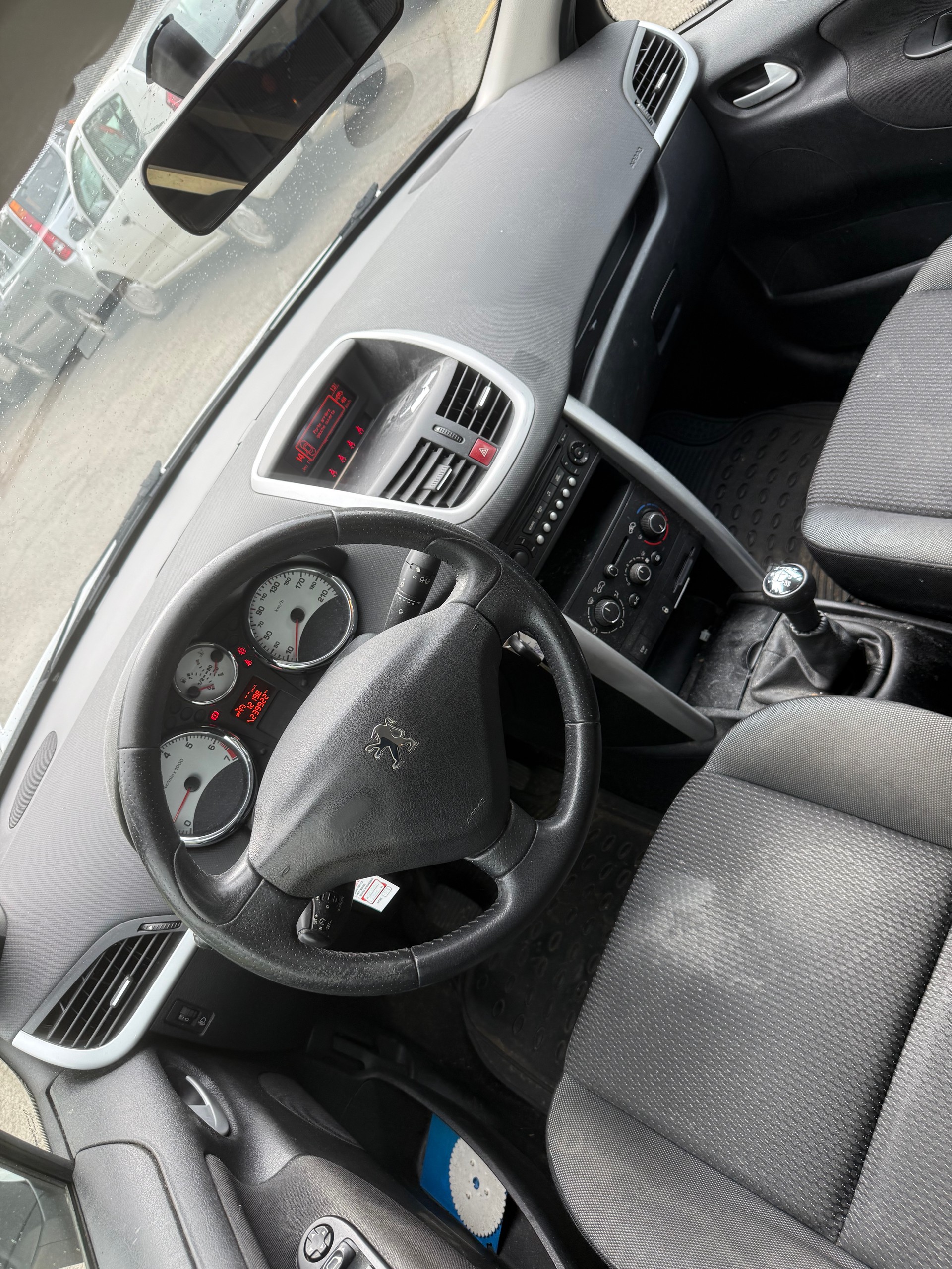 PEUGEOT 207 SW 1.4 16V Active-image-5