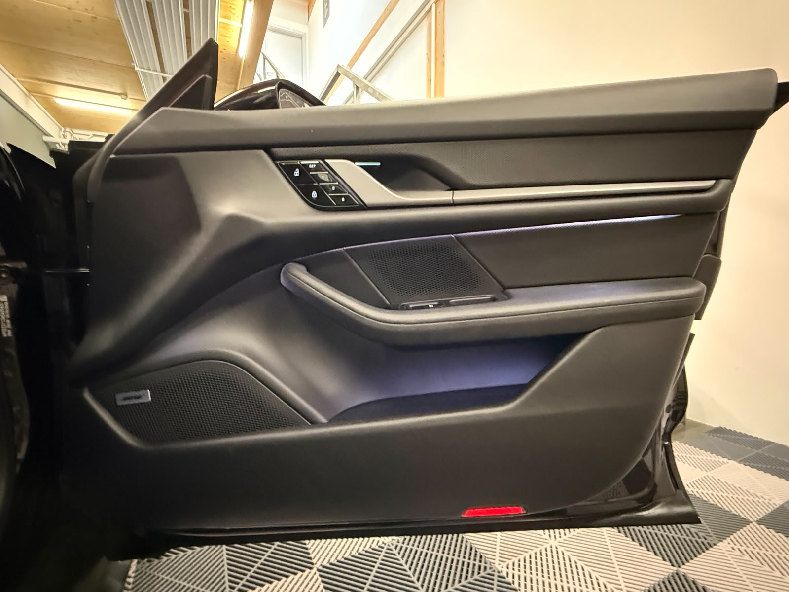 PORSCHE Taycan 4S-image-24