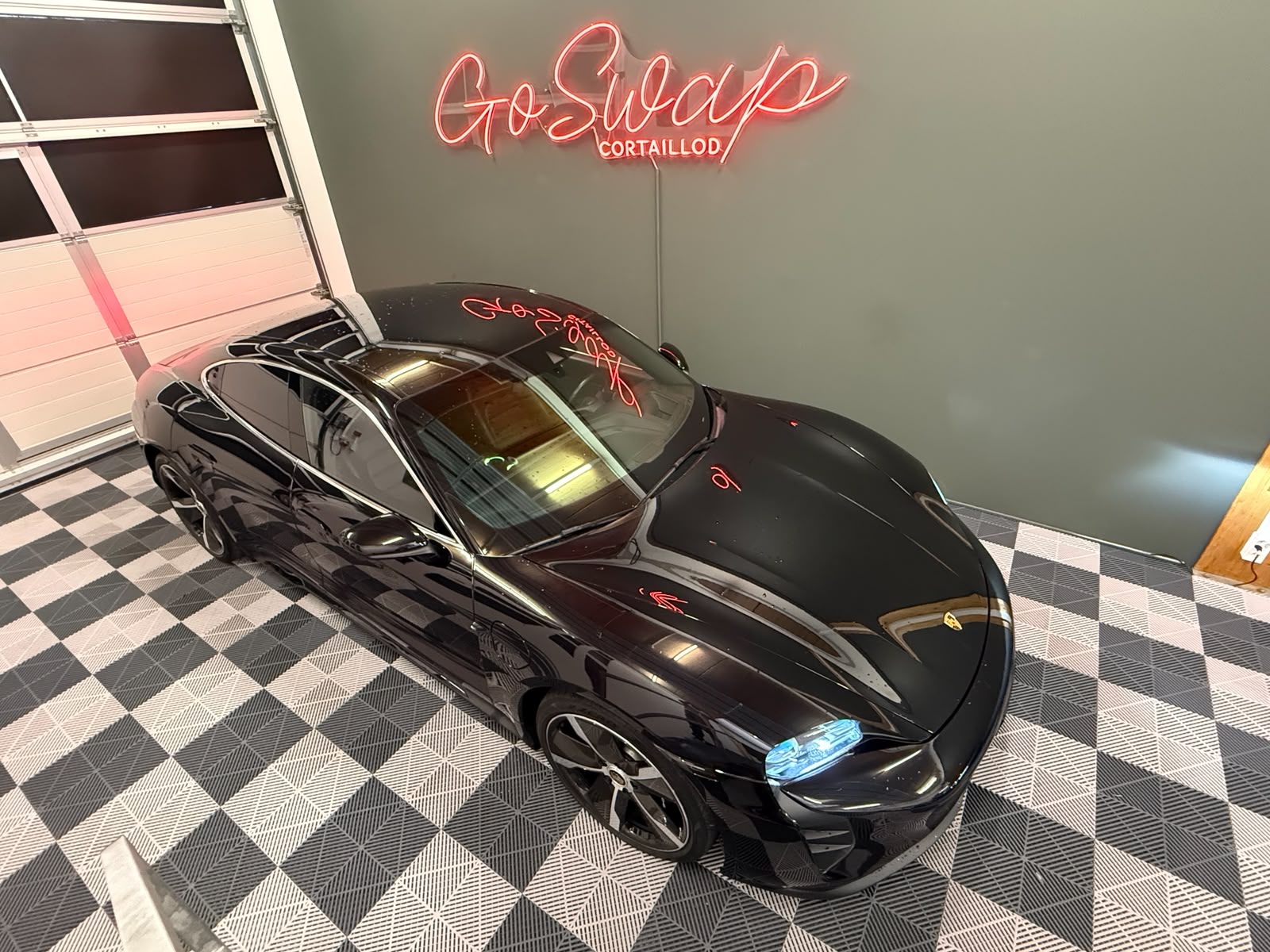 PORSCHE Taycan 4S-image-4