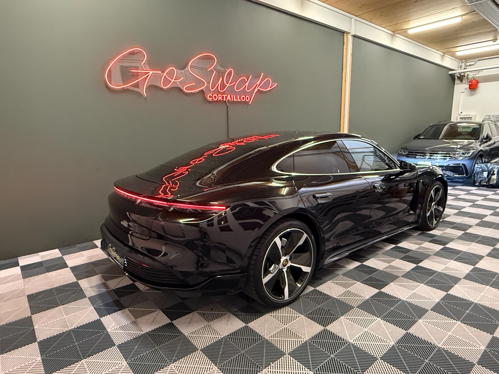 PORSCHE Taycan 4S-image-3