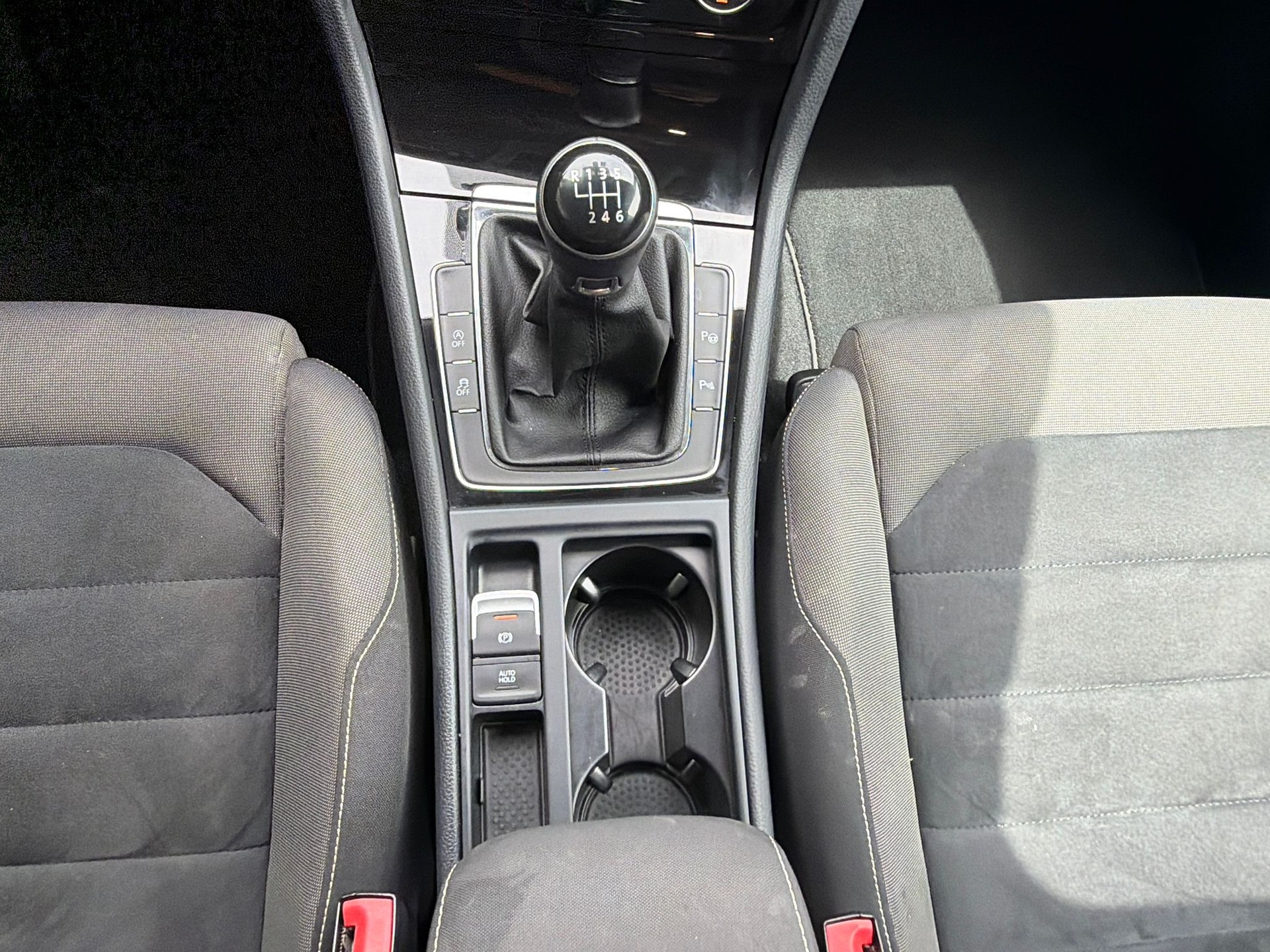 VW Golf 2.0 TDI Highline 4Motion-image-12