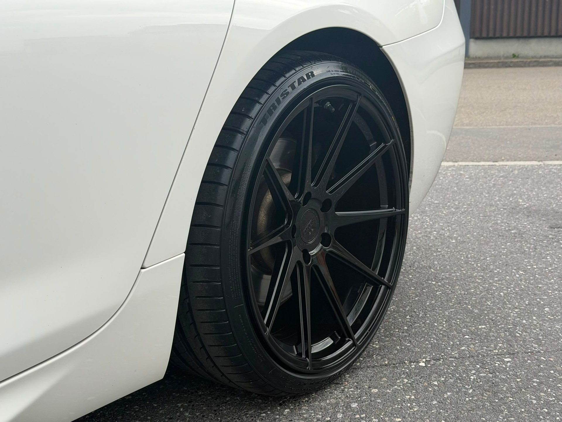 BMW 640d Gran Coupé xDrive White&Black Edition-image-2