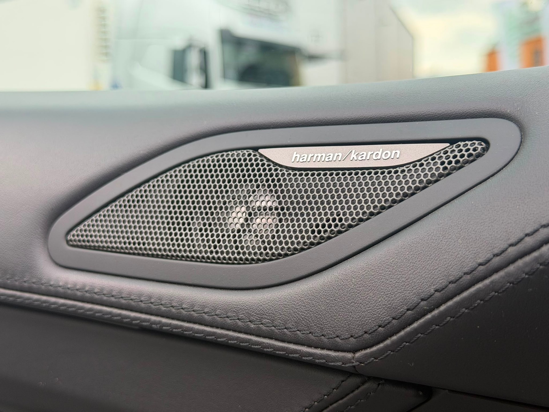 BMW 640d Gran Coupé xDrive White&Black Edition-image-13