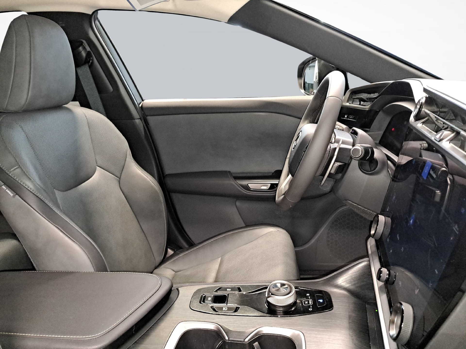 LEXUS RZ 450e Comfort-image-9
