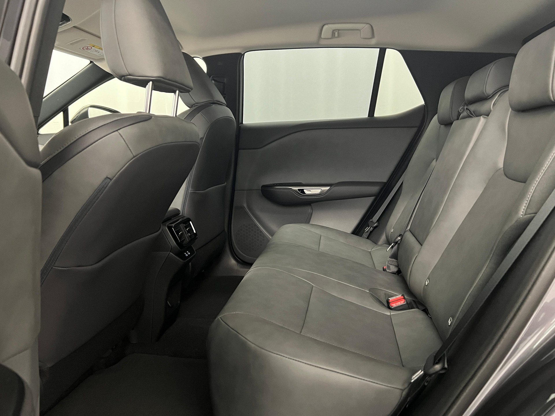 LEXUS RZ 450e Comfort-image-12