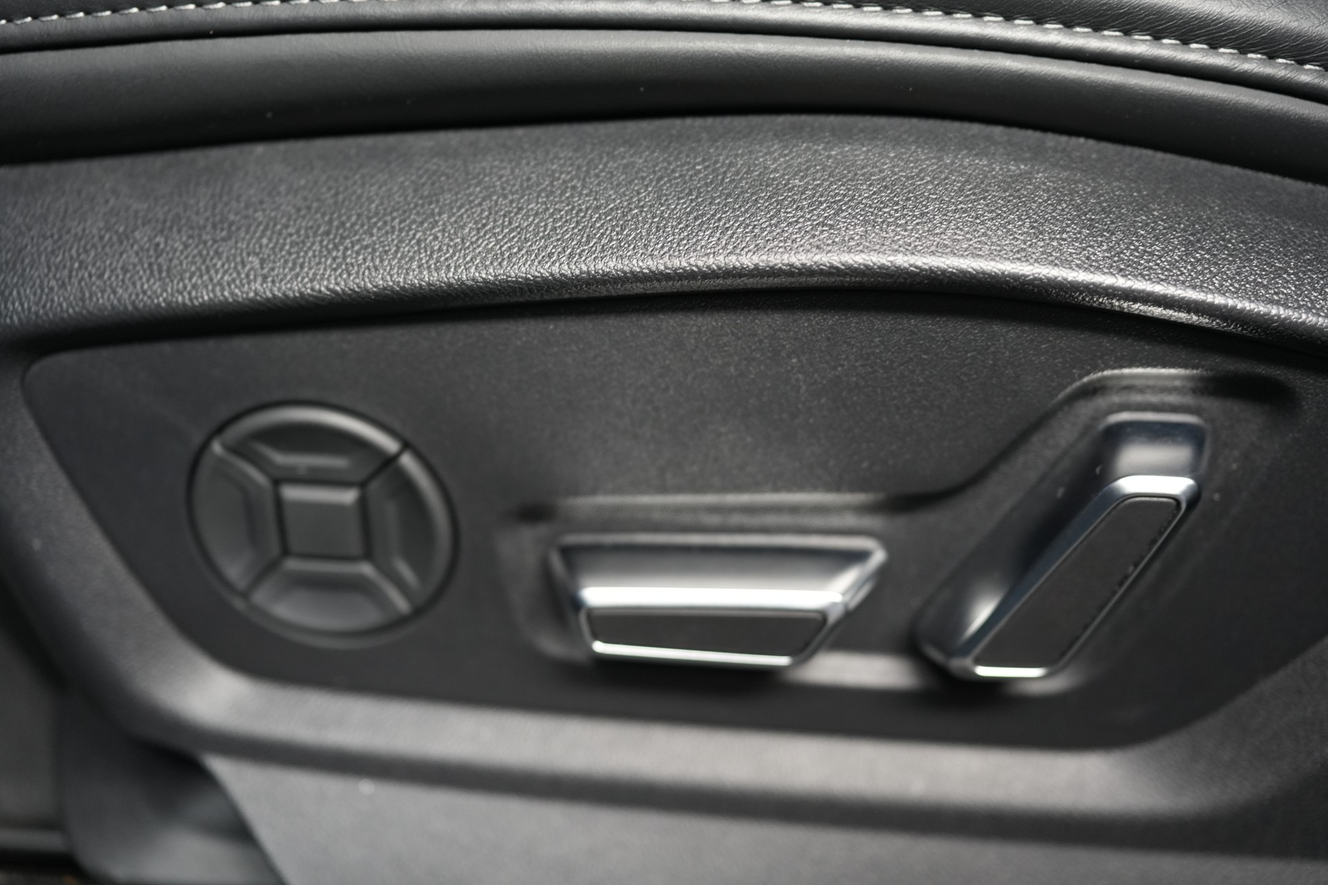 AUDI SQ7 TFSI quattro tiptronic-image-16