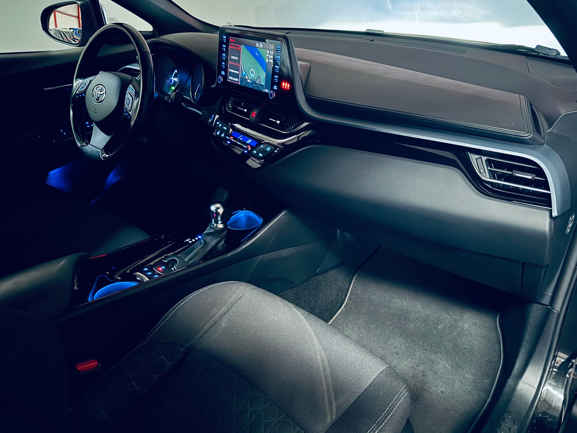 TOYOTA C-HR 2.0 HSD CVT Trend-image-15