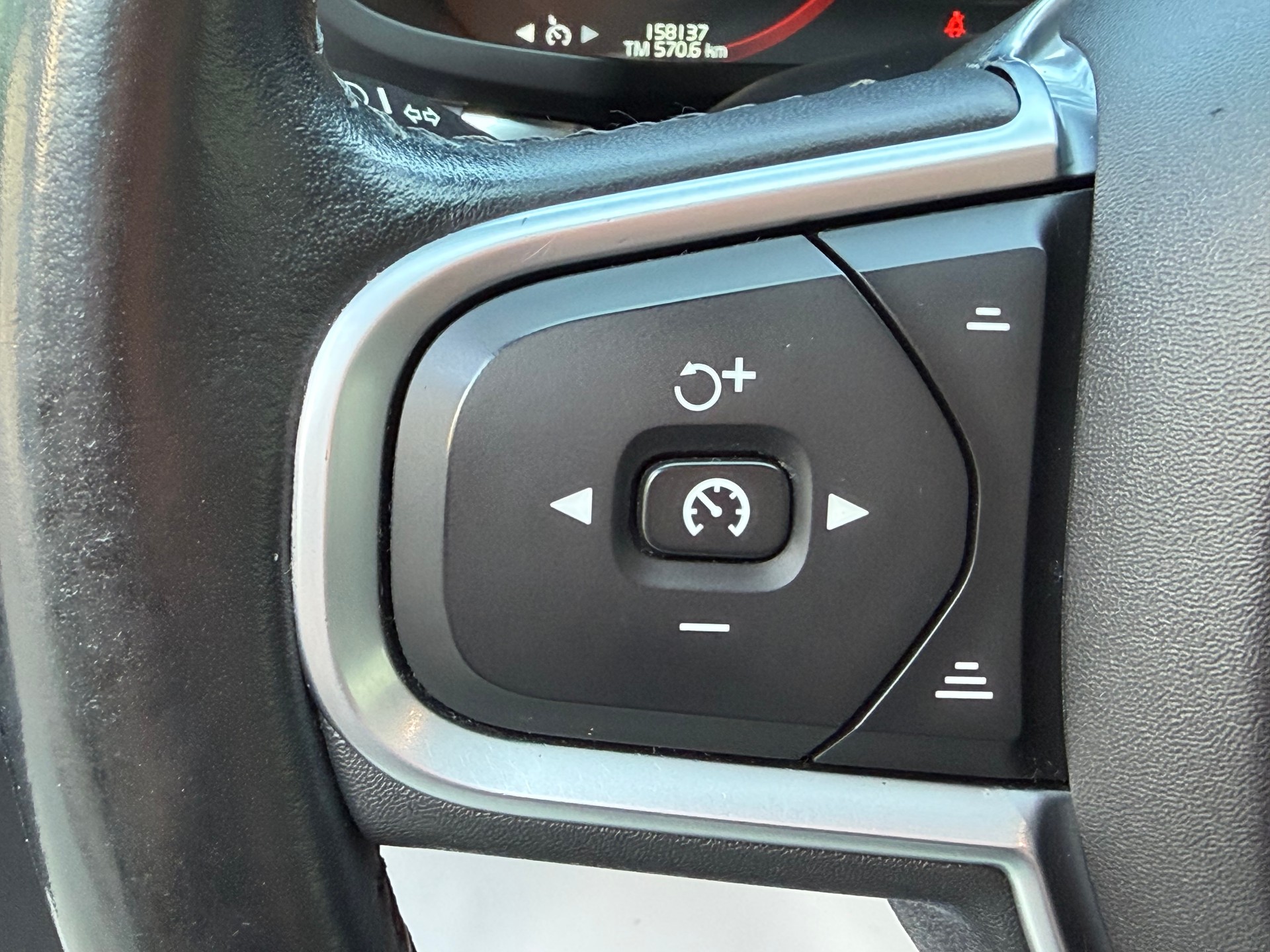 VOLVO V60 D4 Momentum Geartronic-image-17