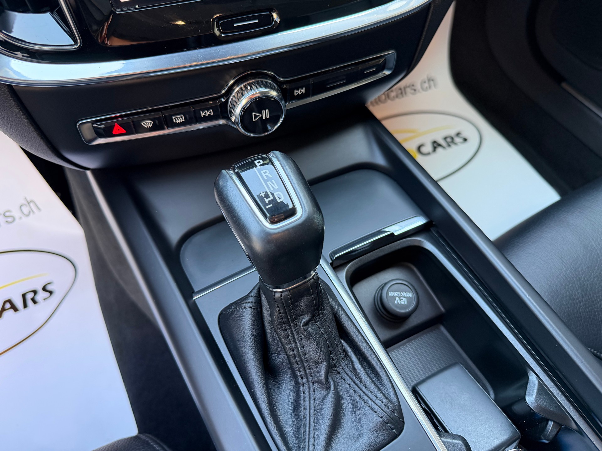 VOLVO V60 D4 Momentum Geartronic-image-9