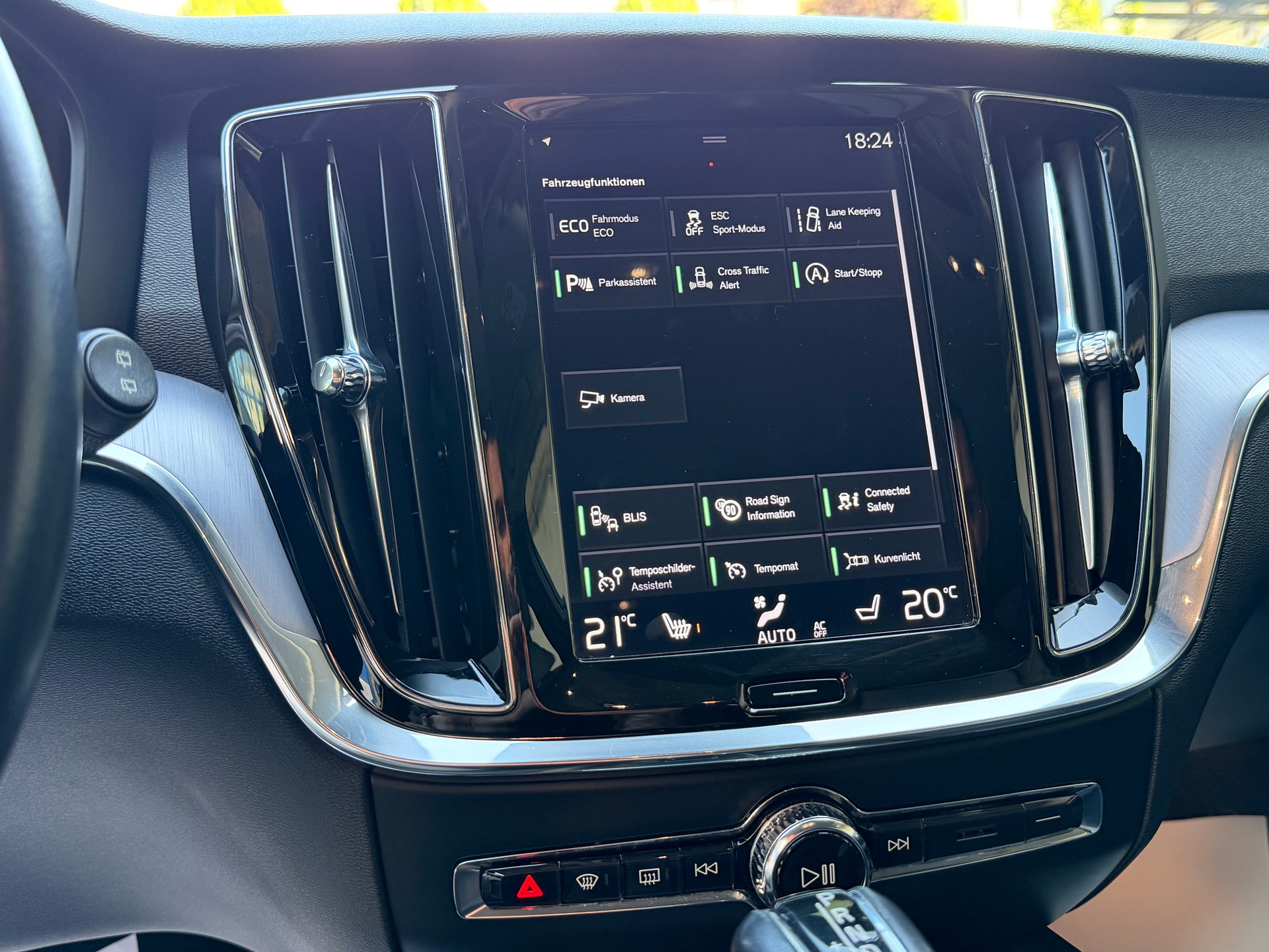 VOLVO V60 D4 Momentum Geartronic-image-14