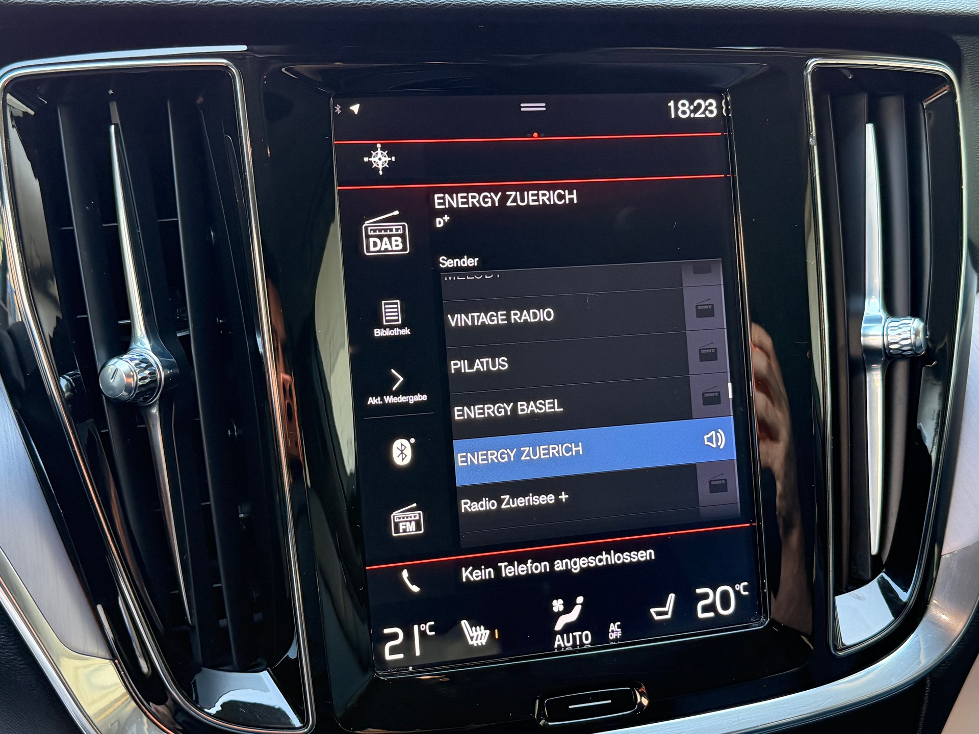 VOLVO V60 D4 Momentum Geartronic-image-13