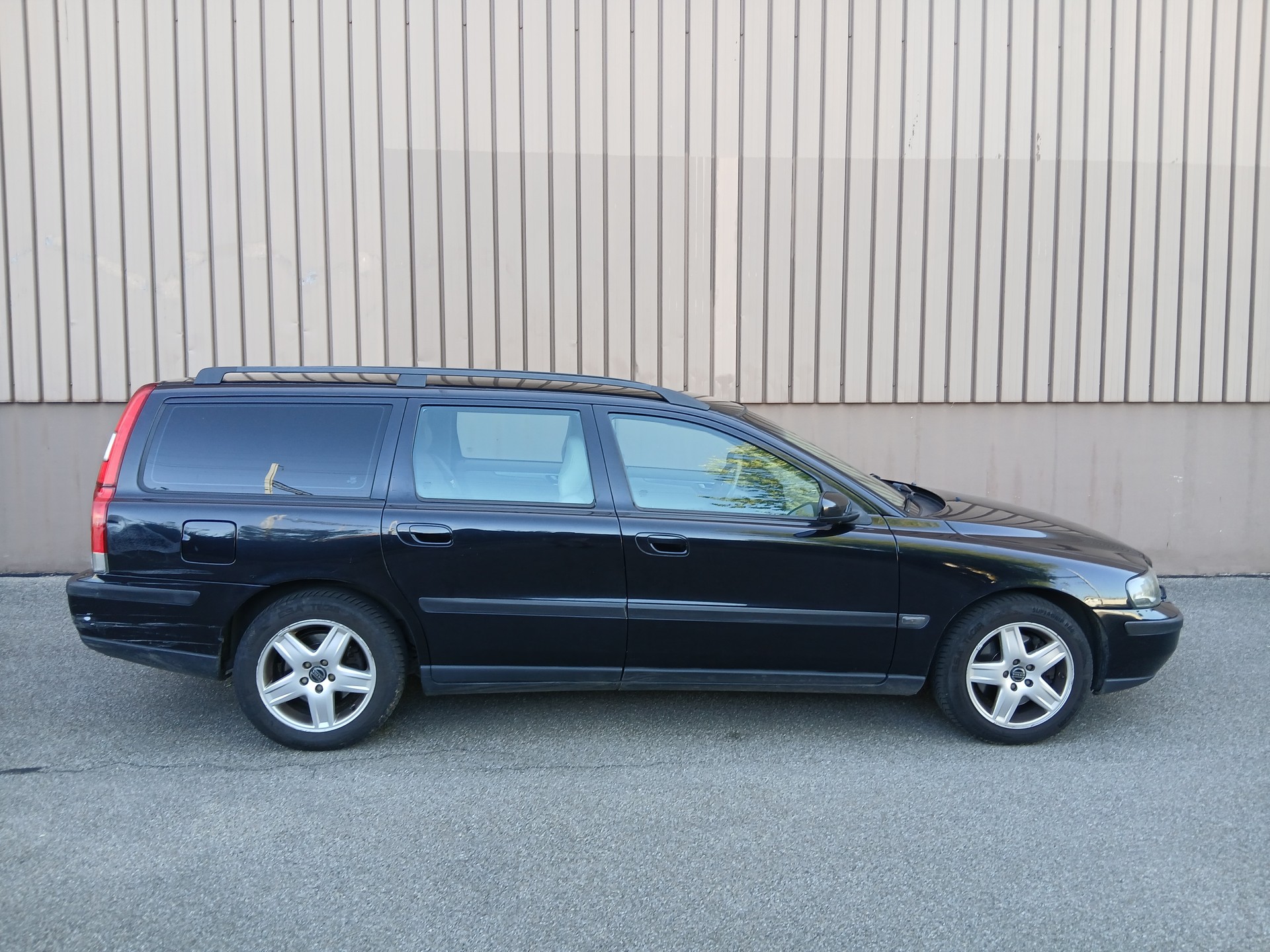 VOLVO V70 2.5T-image-1
