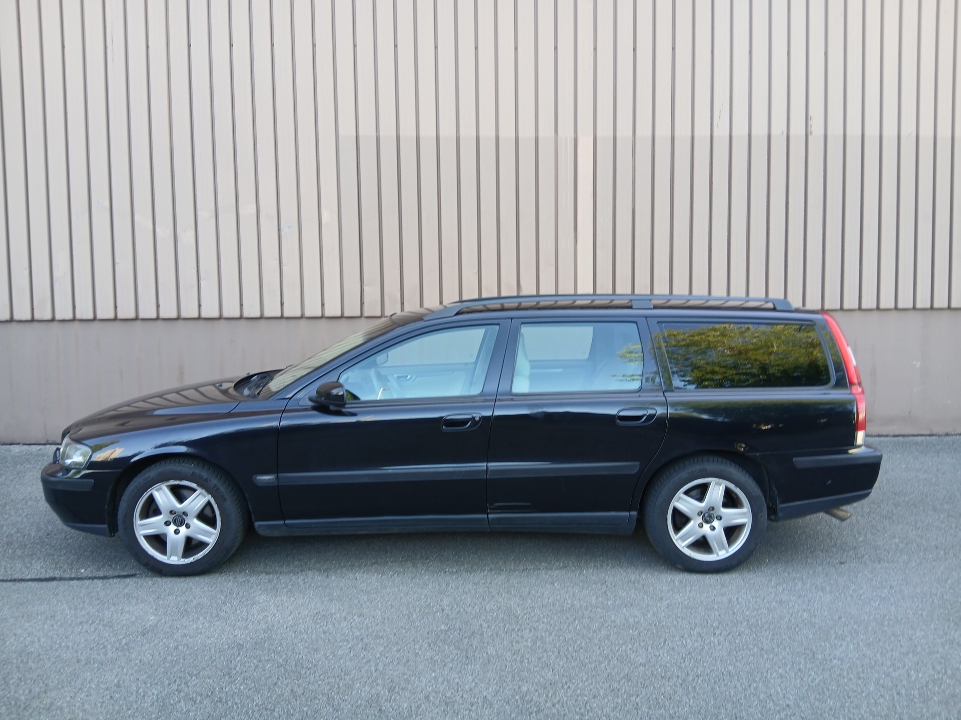 VOLVO V70 2.5T-image-4