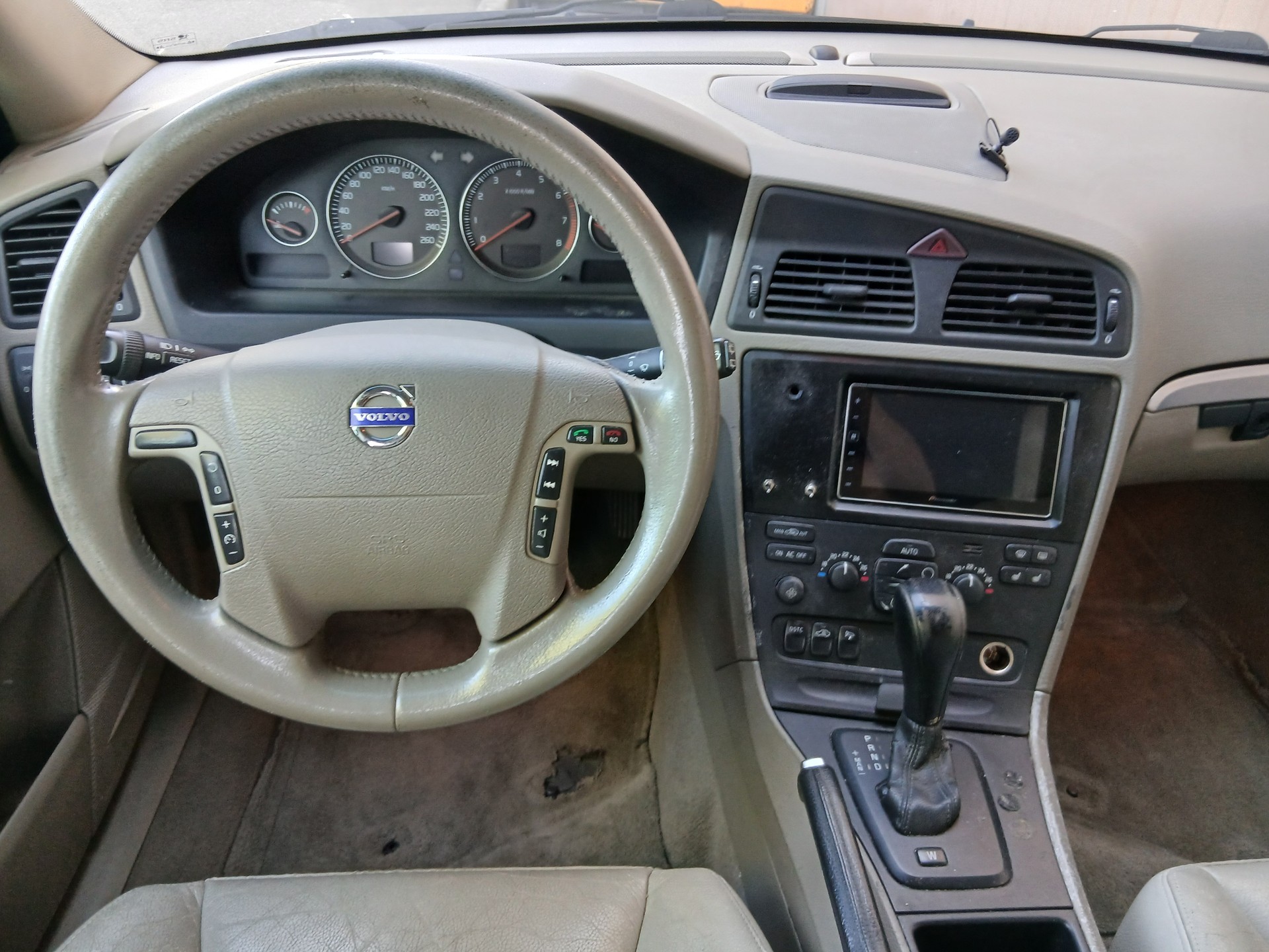 VOLVO V70 2.5T-image-7