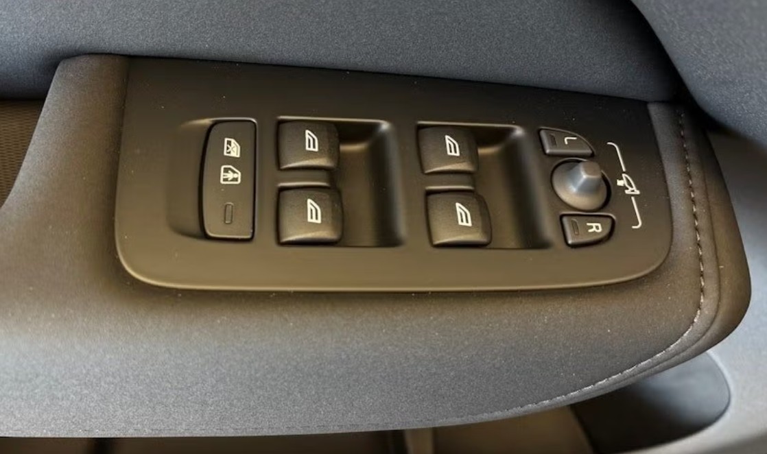 VOLVO XC60 T6 eAWD PluginHybrid Plus Dark Geartronic-image-16