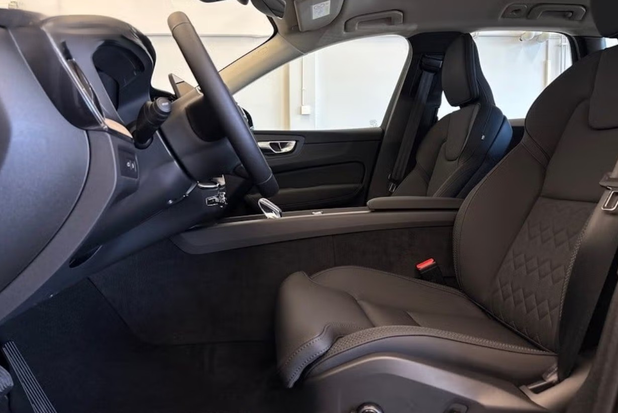 VOLVO XC60 T6 eAWD PluginHybrid Plus Dark Geartronic-image-5