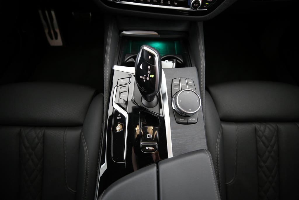 BMW 530e xDrive SAG Touring-image-11