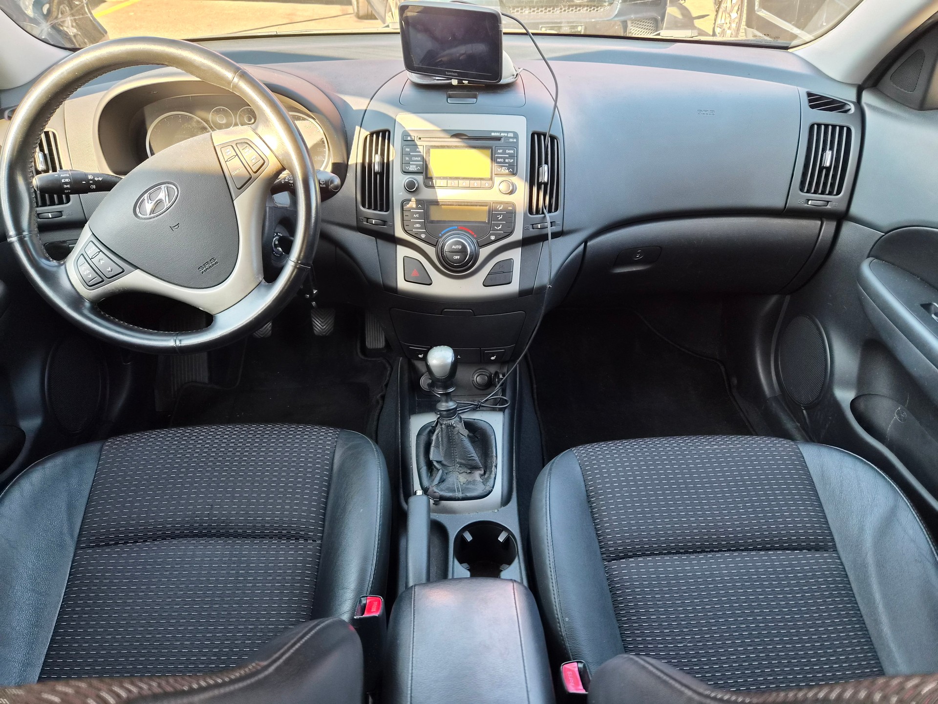 HYUNDAI i30 2.0 Premium-image-8